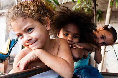 Crianças de famílias Gangá Longobá perto de um santuário em Cuba
