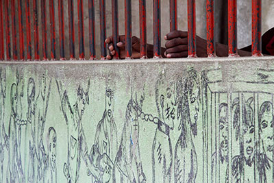 Na Penitenciária Nacional do Haiti, 3.025 detentos vivem em celas construídas para menos de 500. Foto: ONU/Victoria Hazou